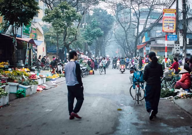 Ai có thói quen đi chợ ngày 30 đều có thể cảm nhận được bầu không khí “vui như Tết”. Những hình ảnh vừa vội vã, vừa thong dong ngắm nhìn phố phường ngày Tết.