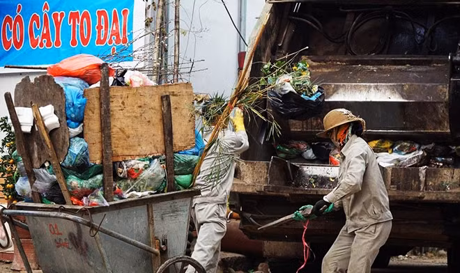 Thống kê sơ bộ, vào những ngày Tết, lượng rác được người dân dọn dẹp đổ ra đường phải tăng đến gần 6000 tấn/ngày.
