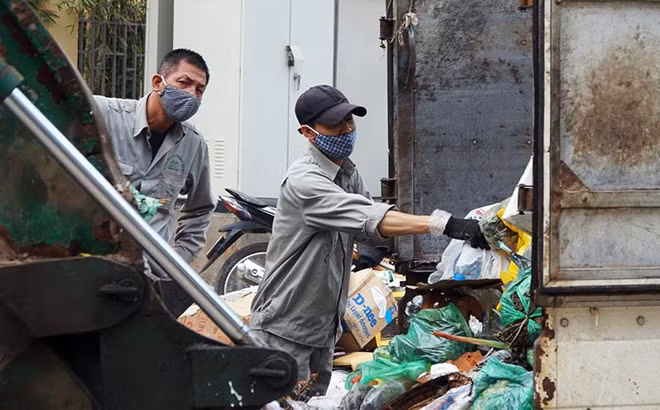 Công nhân vệ sinh làm việc hết công suất trong chiều 30 Tết.
