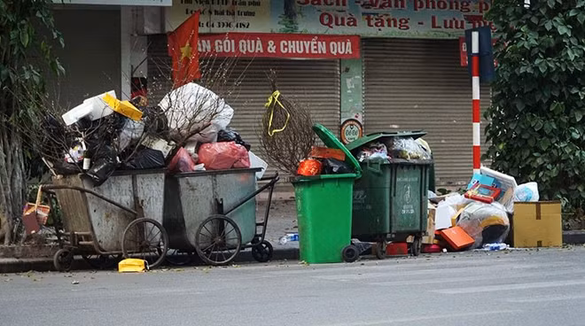 Phố phường Hà Nội vào thời điểm 30 Tết, không khí Tết đã tràn ngập khắp ngang cùng, ngõ hẻm nhưng đi cùng với đó là rác hiện diện khắp mọi nơi.
