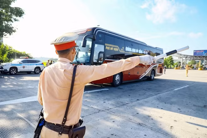 Đại tá Trần Ngọc Dương, Phó Giám đốc Công an thành phố Hà Nội khẳng định, trong điều kiện thời tiết khắc nghiệt như hiện tại, nắng nóng và mưa giông lúc nào cũng sẵn sàng xuất hiện, các lực lượng làm nhiệm vụ tại 22 chốt trực phòng, chống dịch sẵn sàng vượt qua mọi khó khăn, bám sát vị trí, hoàn thành nhiệm vụ được giao, góp phần cùng Thủ đô và cả nước sớm đẩy lùi dịch COVID-19.