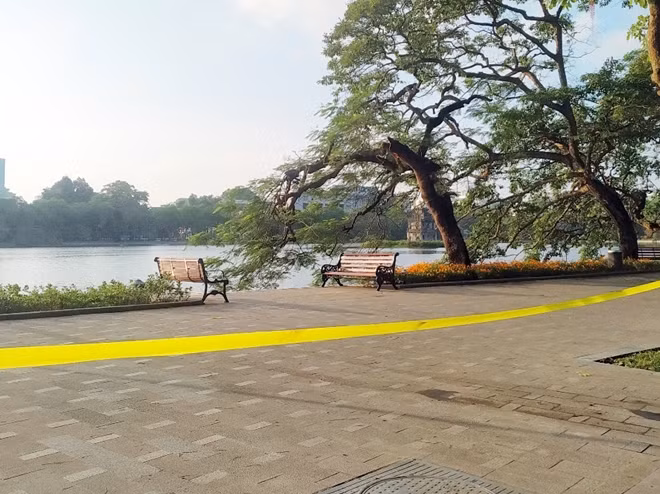 Tại khu vực các tuyến phố xung quanh hồ Hoàn Kiếm, công tác phòng chống dịch được thực hiện nghiêm ngặt. Toàn bộ vỉa hè quanh hồ đều được chăng dây cảnh báo, bố trí chốt trực cố định và lưu động với tổ công tác kiểm dịch, xe tuyên truyền tiến hành phát thanh liên tục.