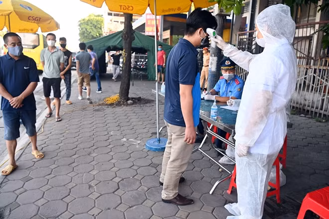 Hàng loạt hành khách trên các phương tiện vận tải, xe khách đồng loạt xuống xe, xếp hàng khai báo y tế.