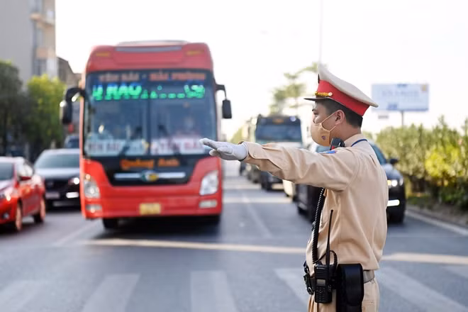 Lực lượng CSGT làm nhiệm vụ tại chốt nhằm đảm bảo việc kiểm soát chặt người từ các tỉnh, thành phố đang có dịch nhưng không gây ách tắc phương tiện vận tải, duy trì hoạt động sản xuất kinh doanh ở mức cao nhất trong điều kiện dịch bệnh.
