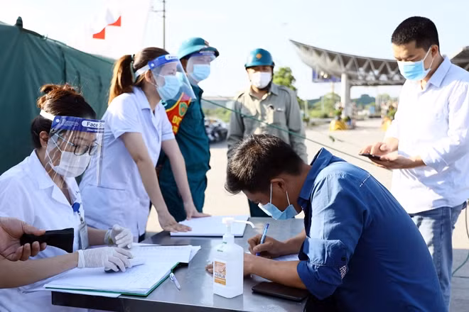 Tất cả người dân khi qua chốt đều bắt buộc phải thực hiện việc khai báo y tế và được nhân viên y tế đo thân nhiệt, kiểm tra sức khỏe.