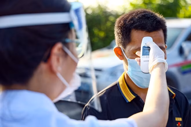 Đo thân nhiệt lái xe phòng dịch COVID-19.
