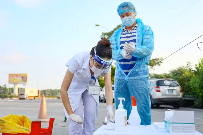 Trước giờ làm nhiệm vụ, các nhân viên y tế tại chốt kiểm tra lại dụng cụ thiết bị làm việc lần cuối và mặc đồ bảo hộ theo quy định của Bộ y tế.