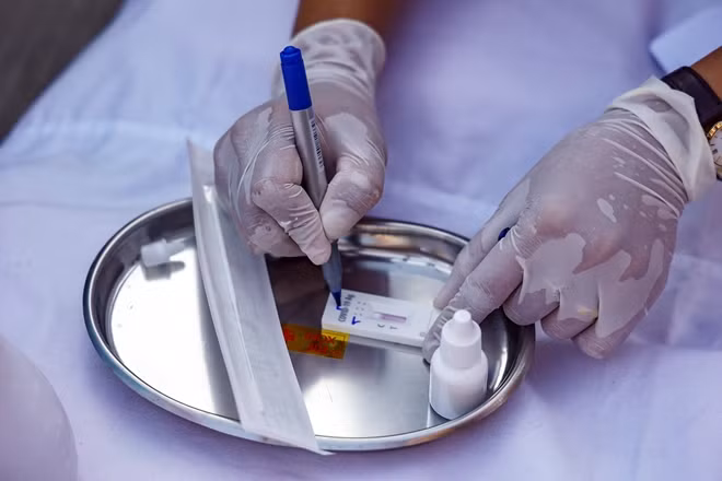Trong trường hợp phát hiện người có dấu hiệu nghi ngờ, nhân viên y tế sẽ sử dụng bộ Test nhanh COVID-19 để lấy mẫu ngay tại chốt và cho ra kết quả sau 30 phút.
