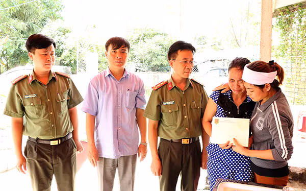 Đoàn đã trao số tiền 30 triệu đồng được trích từ quĩ nghĩa tình đồng đội cho gia đình đồng chí Cường Đoàn đã trao số tiền 30 triệu đồng được trích từ quĩ nghĩa tình đồng đội cho gia đình đồng chí Cường