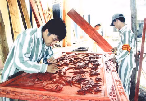 Phạm nhân Trại giam số 3 chế tác gỗ.