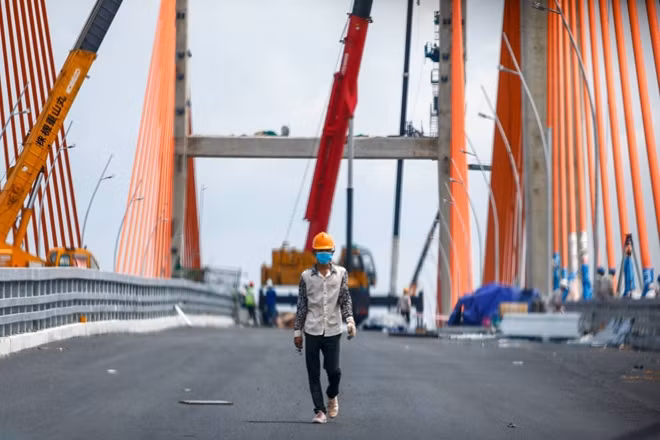 Công nhân hối hả thi công những hạng mục cuối cùng trước khi cầu Bạch Đằng được thông xe vào ngày 2-9 tới đây.
