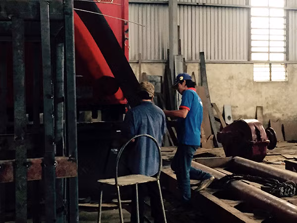 Anh Lưu Mạnh Tiến và Đặng Văn Thơm trong một ngày lao động.