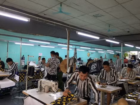 Phạm nhân Phạm Văn Mão đang lao động ở đội may mặc.