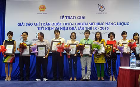 Trao giải Giải báo chí Tuyên truyền sử dụng năng lượng tiết kiệm và hiệu quả