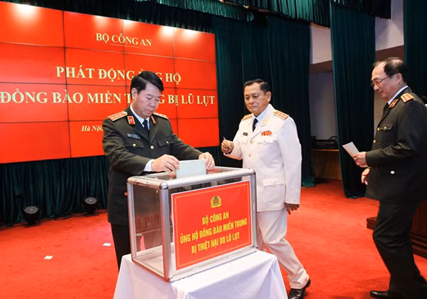 Các đồng chí Thứ trưởng và các đại biểu ủng hộ đồng bào miền Trung