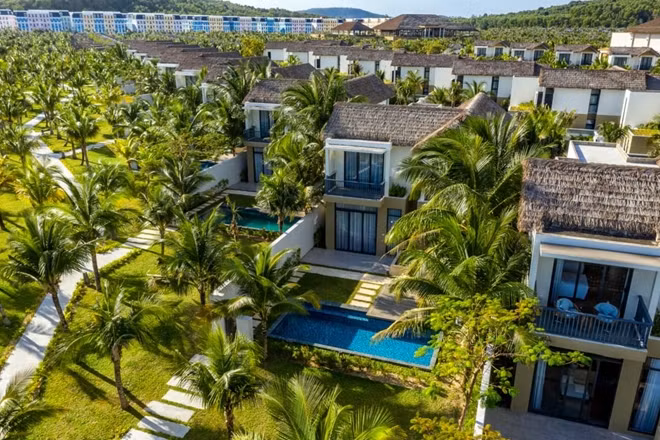 New World Phu Quoc Resort được thiết kế theo phong cách làng biển, mỗi villa có bể bơi riêng