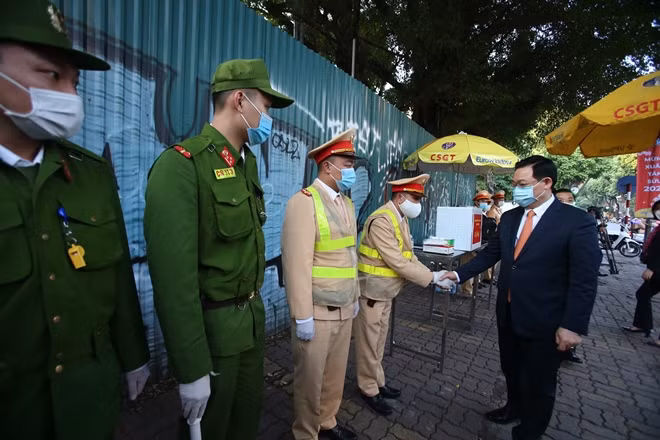 Bí thư Thành ủy Vương Đình Huệ cùng lãnh đạo Thành phố thăm hỏi, động viên Tổ công tác 141