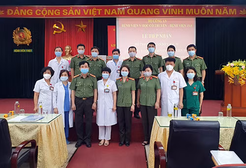 Các đại biểu tại buổi tiếp nhận quà hỗ trợ đoàn cán bộ y tế CAND chi viện Bệnh viện Dã chiến số 2 Bắc Giang
