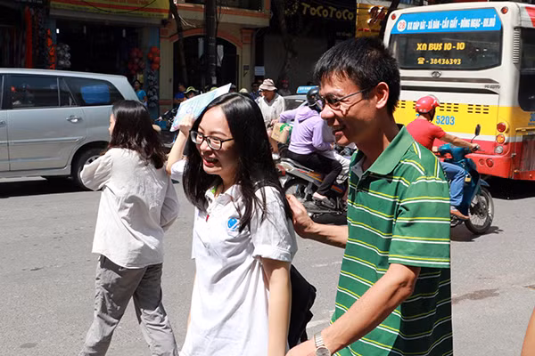 Tâm trạng vui vẻ của hầu hết thí sinh sau khi hoàn thành bài thi môn Văn.