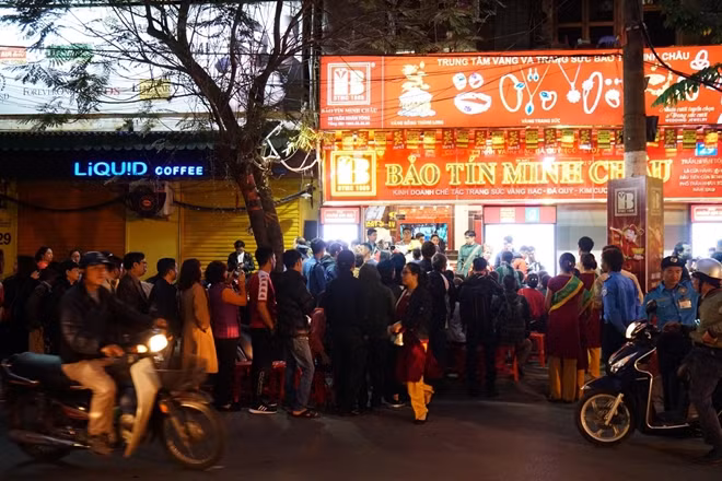 6h sáng ngày 14-2, có mặt tại phố Trần Nhân Tông vốn được mệnh danh là phố vàng của đất Hà Thành, nơi tập trung nhiều cửa hàng buôn bán, kinh doanh trang sức, PV Báo CAND chứng kiến cảnh dòng người đổ tới mua vàng rất đông.