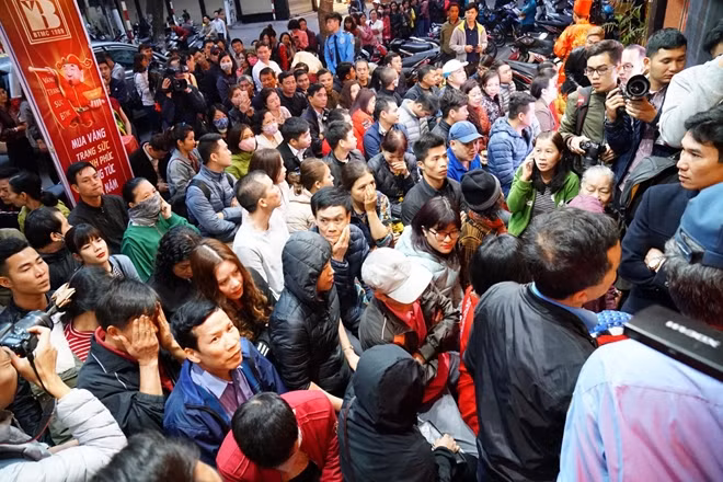 Hôm nay, theo quan niệm dân gian, ngày mùng 10 tháng Giêng còn được gọi là ngày vía Thần Tài, vào ngày này người dân sẽ đi mua vàng với mong muốn gặp nhiều may mắn trong năm mới.