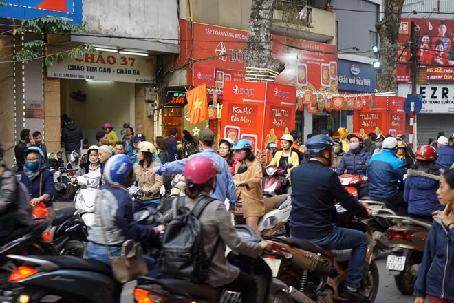 Cảnh tấp nập trên phố vàng Trần Nhân Tông.