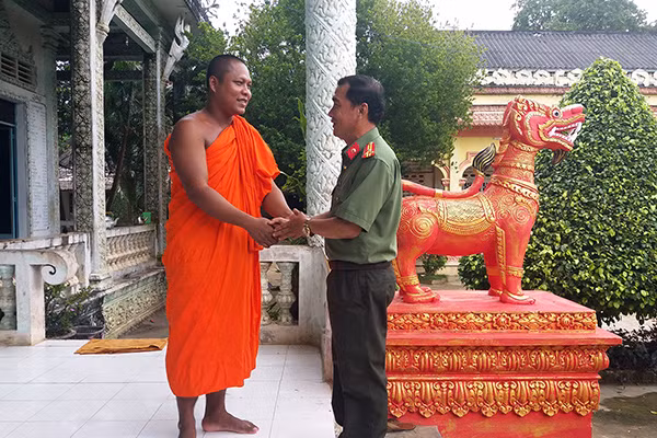 Thượng tá Trần Văn Bé thường xuyên gặp gỡ với các vị chức sắc ở địa phương.