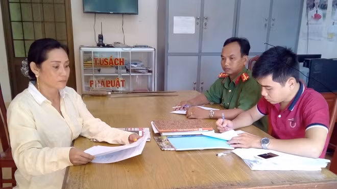 Công an huyện Cầu Kè làm việc với bà An liên quan đến vụ việc.