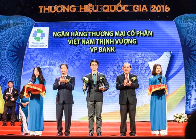 Đại diện VPBank (giữa) nhận Biểu trưng Thương hiệu Quốc gia