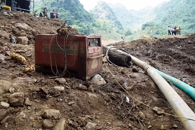 Ghi nhận của PV vào trưa ngày 5-11, tại hàng Cột Cờ, thôn Lộng, xã Thanh Nông (Lạc Thuỷ, Hoà Bình), lực lượng chức năng địa phương vẫn đang tổ chức hút bùn, nước để tìm kiếm hai phu vàng bị kẹt.