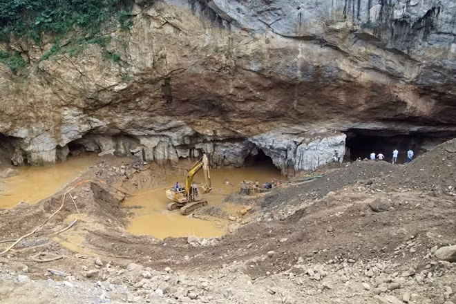 Lòng hang bị ngập sâu 6-7m nước, bùn khiến 2 người bị mắc kẹt. Vị trí 2 người làm việc trong hang khi chưa xảy ra tai nạn cách miệng hang khoảng 150m.