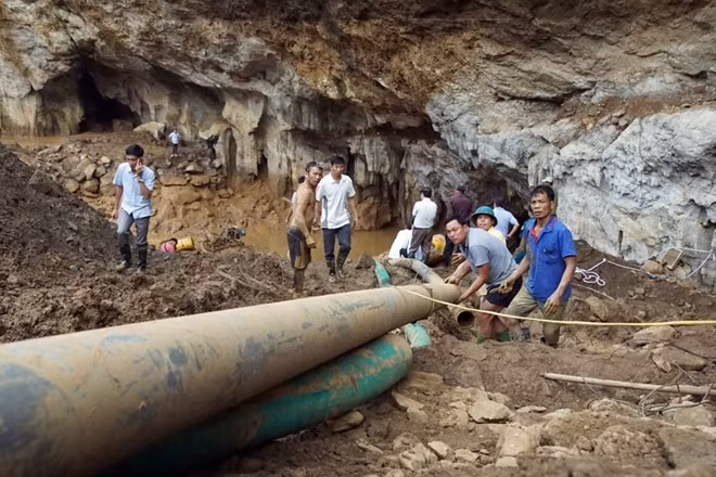 Ngoài phương tiện chính là máy xúc, hệ thống máy hút được bổ sung nối dài tới tận miệng hang để khẩn trương hút nước, bùn.