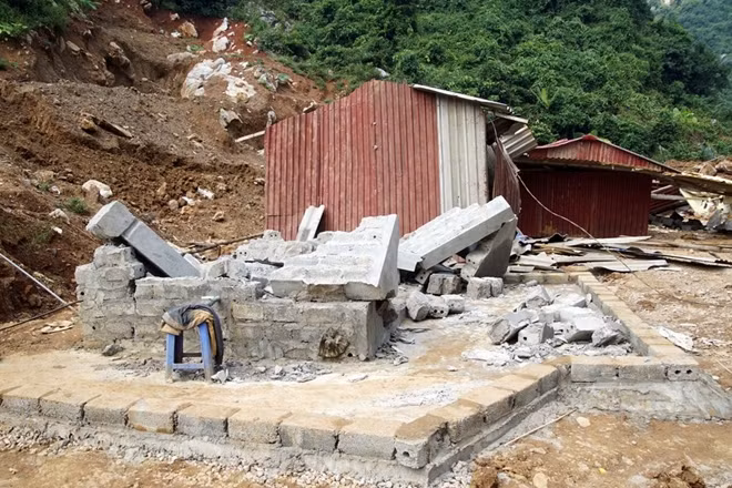 Cách cửa hàng khoảng vài chục mét, chủ mỏ vàng dựng lán cho công nhân. Tại đây cũng là nơi các công nhân sơ chế, cô vàng cám sau khi khai thác được. Sau khi xảy ra vụ hai phu vàng mắc kẹt, khu lán này đã bị phá hủy.