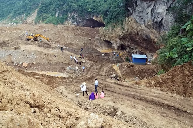 Khu vực xảy ra sự cố bên ngoài hang Cột Cờ là một bãi đất rộng hàng nghìn m2 tan hoang bởi cảnh đào vàng trái phép tại đây.