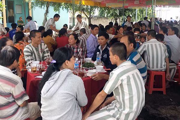 Bữa cơm sum họp gia đình phạm nhân do cán bộ Trại giam Châu Bình tổ chức.