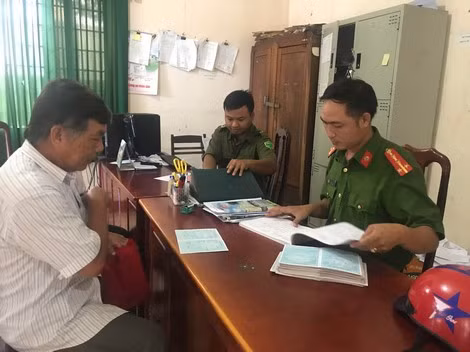 Đại úy Hoàng Châu Tùng giải quyết thủ tục hành chính cho bà con xã Ea Wer.