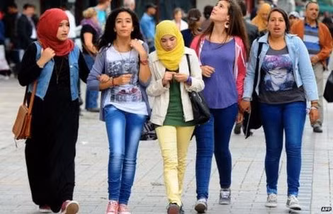 Mâu thuẫn văn hóa truyền thống và hiện đại khiến nhiều phụ nữ Tunisia mắc cảnh trớ trêu. Mâu thuẫn văn hóa truyền thống và hiện đại khiến nhiều phụ nữ Tunisia mắc cảnh trớ trêu.