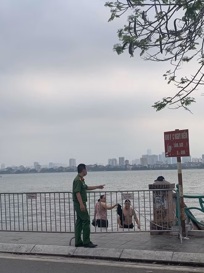 Lực lượng chức năng liên tục tuần tra khu vực các bãi tắm tự phát và nhắc nhở yêu cầu người dân trở về nhà.