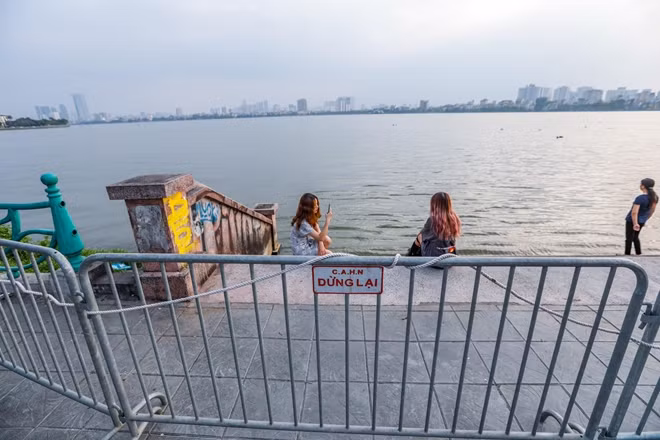 Tuy nhiên, thực tế cho thấy ý thức của một bộ phận người dân trong đó có không ít người trẻ lại rất kém khi sẵn sàng "vượt rào" để vào bãi tắm tự phát với mục đích tắm giải nhiệt và cả "sống ảo".