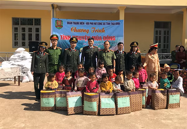 Đoàn thanh niên và Hội phụ nữ Công an tỉnh Thái Bình thăm và tặng quà cho các em học sinh có hoàn cảnh khó khăn trường Mầm non Si Pa Phìn.