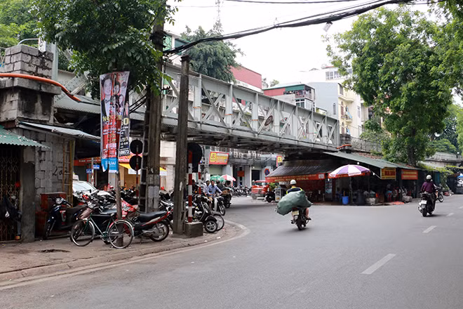 Hay thành quán nhậu, nhà hàng bình dân phục vụ người dân trong khu vực.