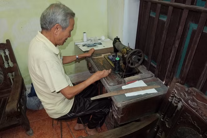 Sử dụng máy may thành thạo với đôi bàn tay thiếu ngón.