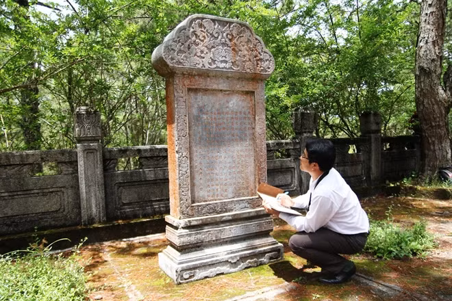 Bia đá trước lăng mộ cụ Nguyễn Hữu Hào