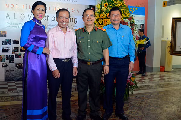 Đại tá Nguyễn Thanh Hải, Trưởng Cơ quan đại diện Báo CAND tại TP Hồ Chí Minh chúc mừng nhà sưu tập, Đại tá Trương Văn Thuận (thứ 2 từ trái sang) tại buổi khai mạc.