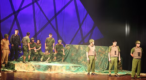 Cảnh trong vở “Vẫn sống”