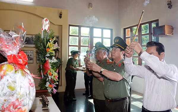 Thứ trưởng Bùi Văn Nam, cùng các đại biểu dâng hương lên Chủ tịch Hồ Chí Minh tại Khu di tích lịch sử Quốc gia Hòn Đá Bạc.