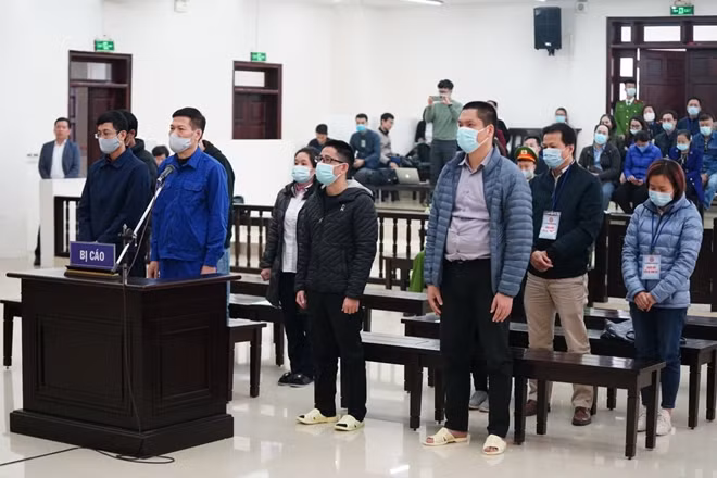 Các bị cáo tại phiên tòa sơ thẩm.