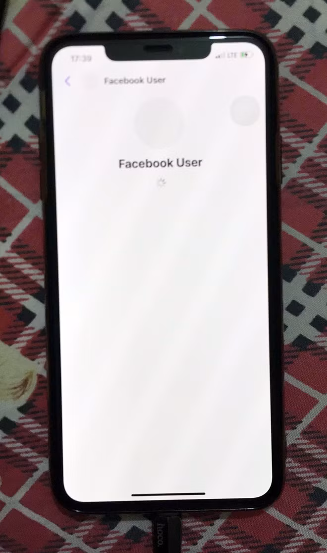 Một người dùng Facebook khác phản ánh ứng dụng Messenger treo cứng và nhắn tin rất khó khăn.