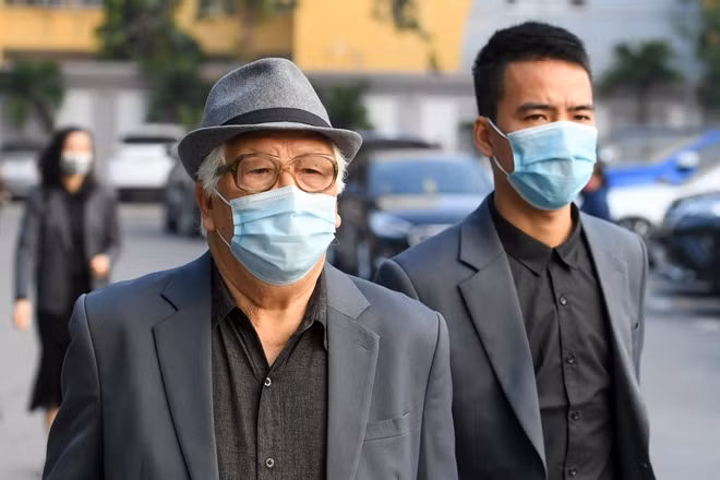 Đồng nghiệp xếp hàng, lần lượt vào nhìn NSND Hoàng Dũng lần cuối.