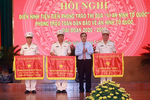 Đồng chí Ngô Đông Hải trao Cờ Thi đua của tỉnh Thái Bình tặng các tập thể xuất sắc